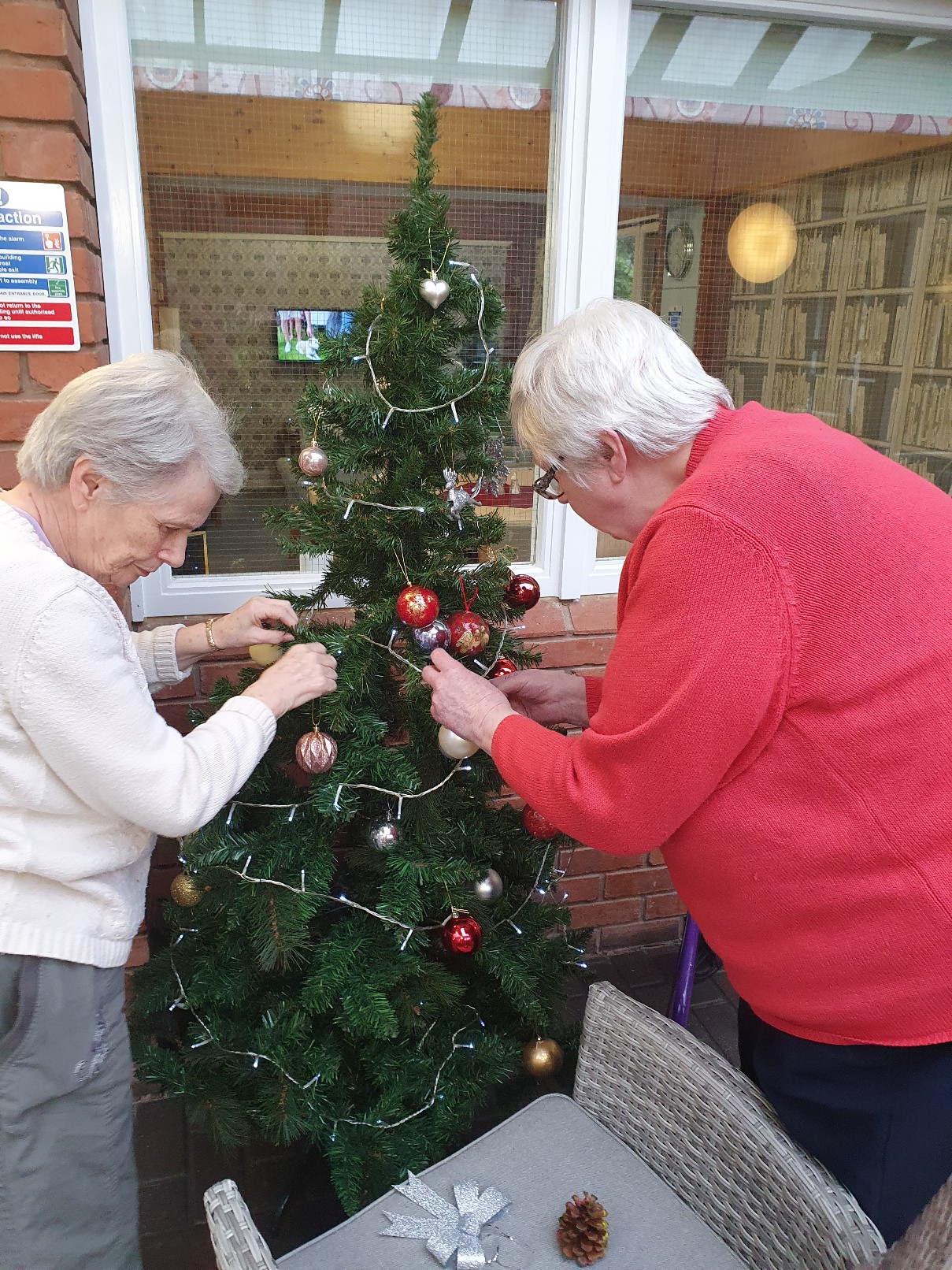 residents decorating the Christmas tree 