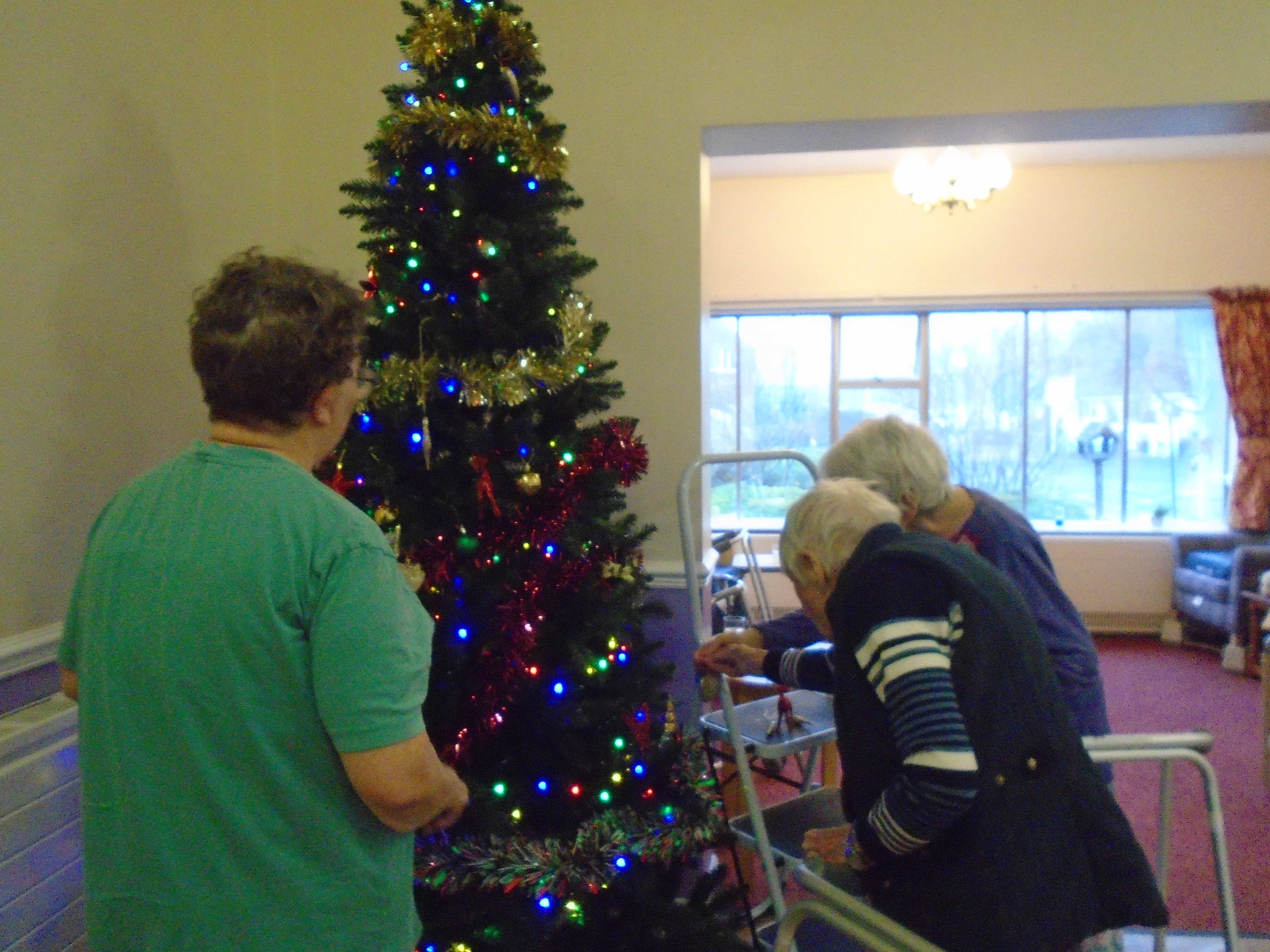 residents decorating the Christmas tree